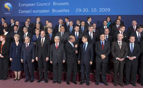Summit EU - spolené focení, Jan Fischer stojí zcela vlevo, v druhé ad